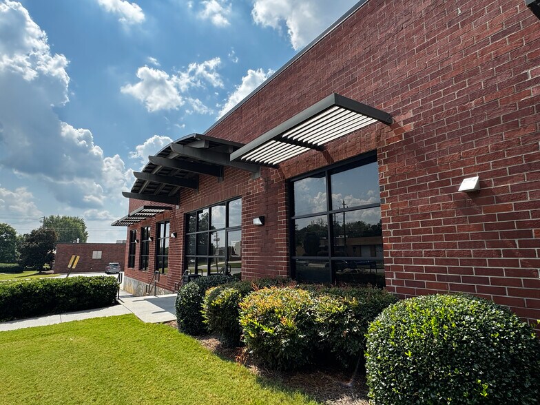 1548 Stone Ridge Dr, Stone Mountain, GA à louer - Photo du bâtiment - Image 2 de 7