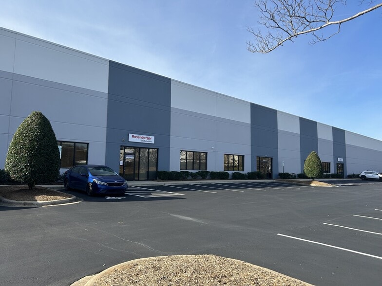 1430 West Pointe Dr, Charlotte, NC for lease - Building Photo - Image 3 of 6