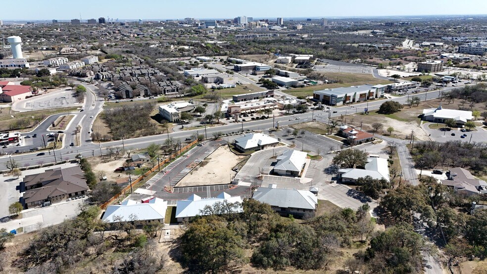 9819 Huebner Rd, San Antonio, TX à vendre - Photo du bâtiment - Image 3 de 5