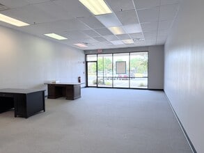 1100-1148 Douglas Rd, Oswego, IL for lease Interior Photo- Image 1 of 2