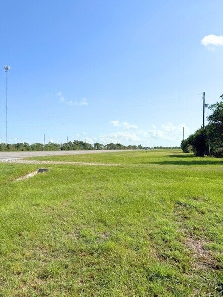 30315 FM 2004 Rd, Angleton, TX à vendre - Photo du bâtiment - Image 3 de 9