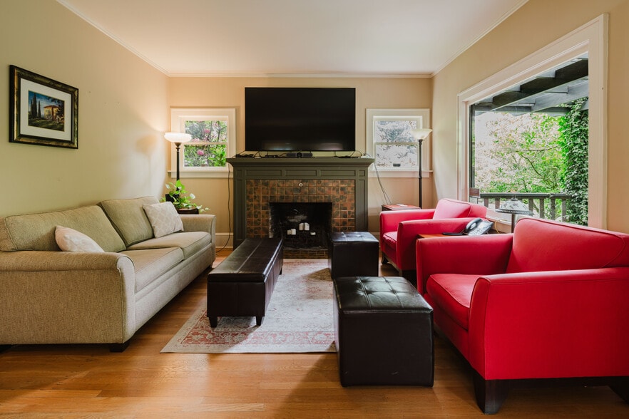 3507 SW Corbett Ave, Portland, OR for sale - Interior Photo - Image 2 of 8