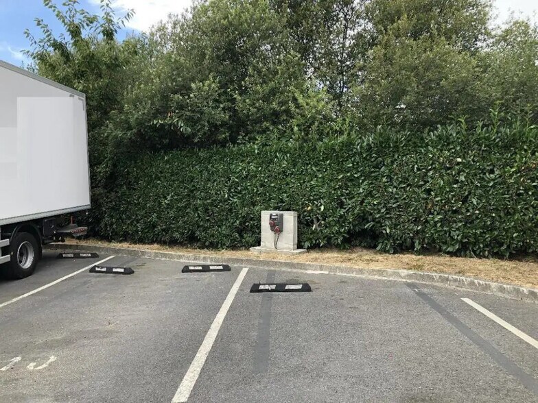 Industrial in Chilly-Mazarin for lease - Building Photo - Image 2 of 11