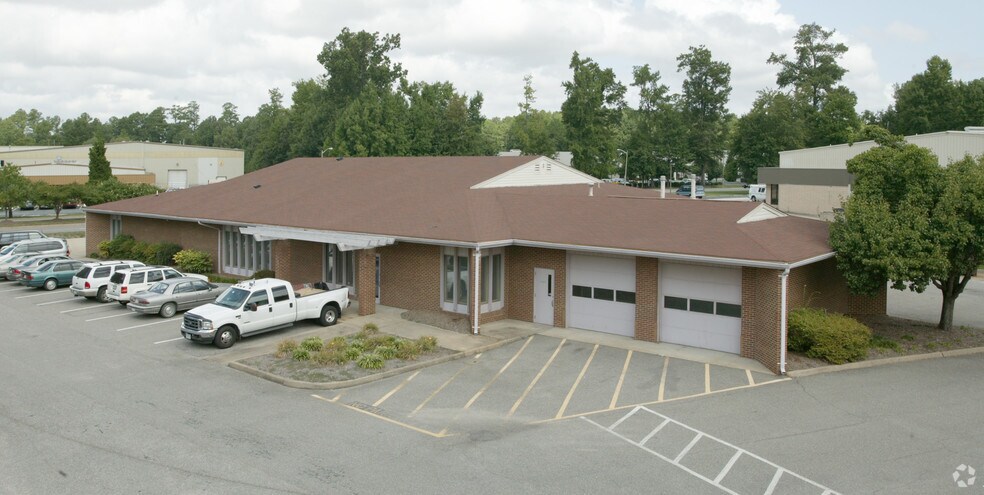 704 City Center Blvd, Newport News, VA à louer - Photo du bâtiment - Image 2 de 3
