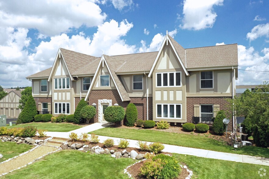 11518 N Port Washington Rd, Mequon, WI à vendre - Photo du bâtiment - Image 2 de 6