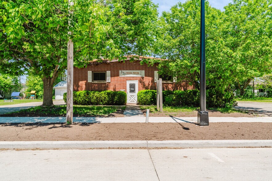 526 W 11th Ave, Oshkosh, WI à vendre - Photo du bâtiment - Image 1 de 25