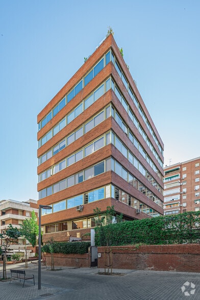 Avenida de Alberto Alcocer, 24, Madrid, Madrid à louer - Photo du bâtiment - Image 2 de 2