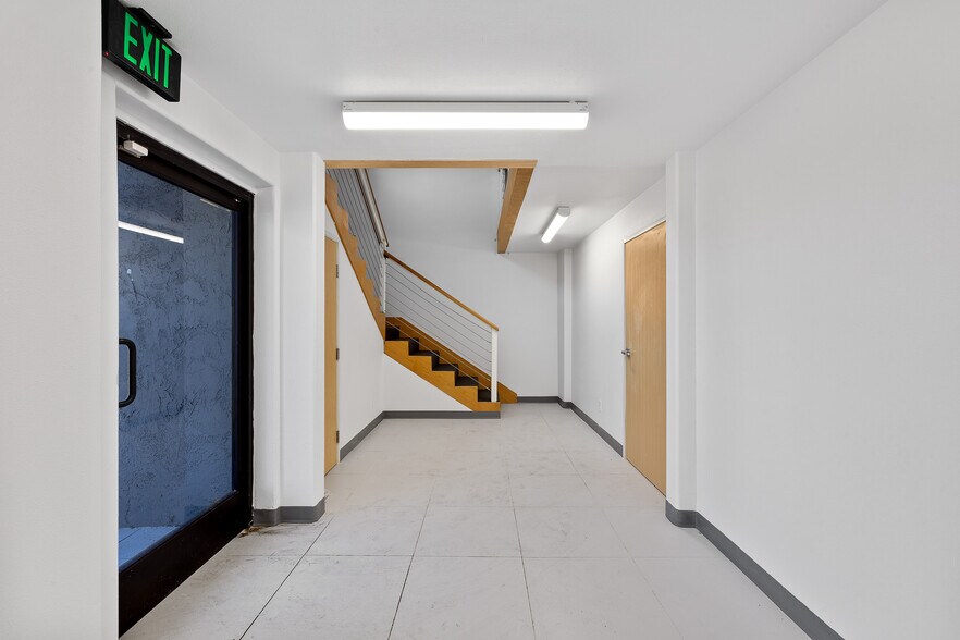 18536 Oxnard St, Tarzana, CA à vendre - Photo intérieure - Image 2 de 45