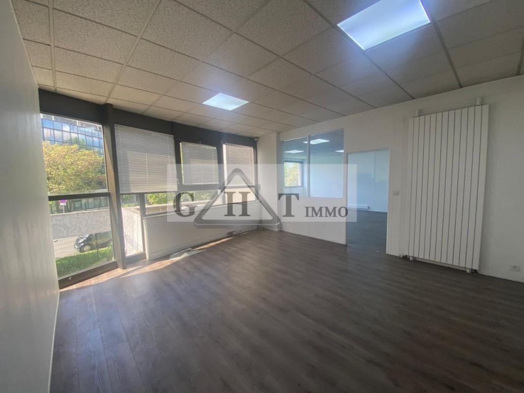 Office in Créteil for lease Interior Photo- Image 1 of 2