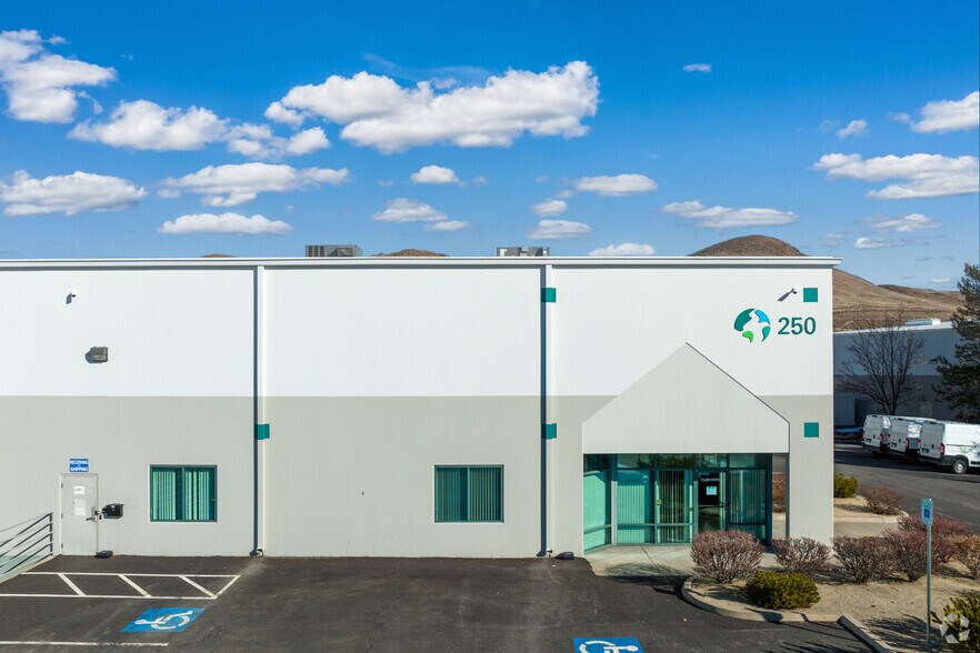 250 Vista Blvd, Sparks, NV à louer - Photo du bâtiment - Image 3 de 36