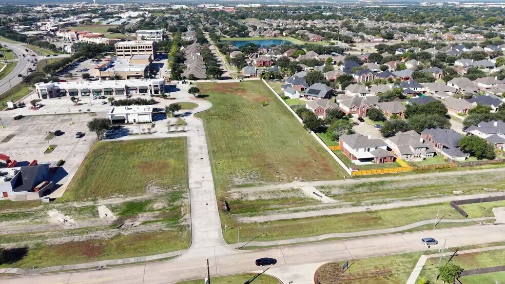 9121 Broadway St, Pearland, TX à louer - Vidéo sur l’inscription commerciale - Image 2 de 9