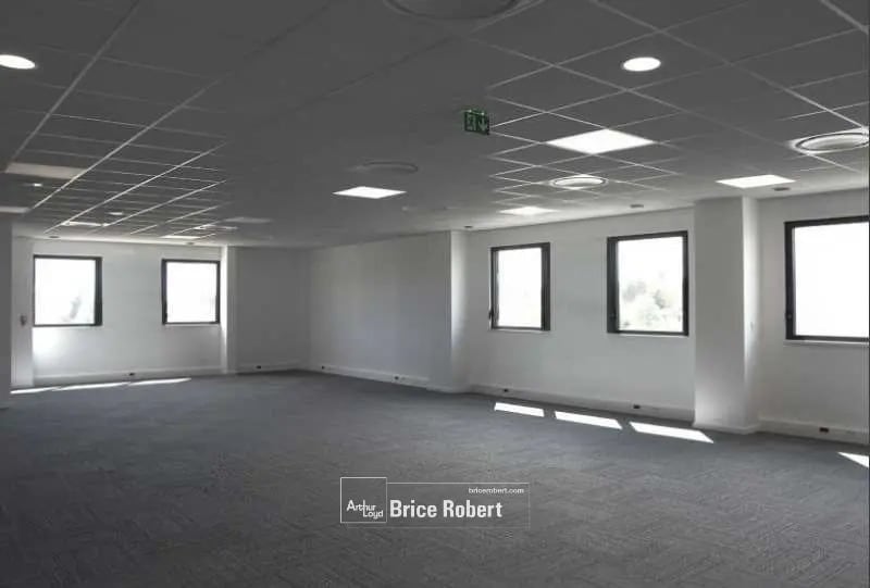 Office in Saint-Priest for lease - Interior Photo - Image 2 of 9