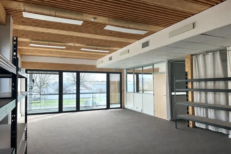 Office in Beynost for lease Interior Photo- Image 1 of 6