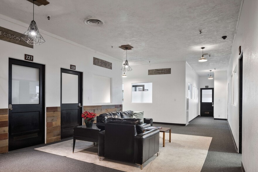 11 NE 11th St, Oklahoma City, OK for sale - Interior Photo - Image 3 of 35