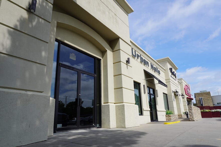 4809-4817 E Douglas Ave, Wichita, KS for lease - Building Photo - Image 2 of 17