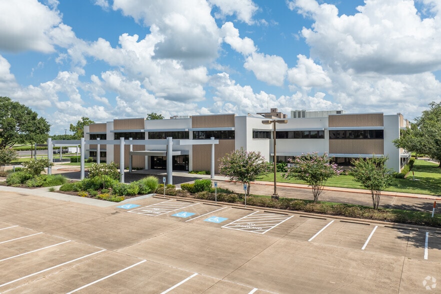 2100 Regional Medical Dr, Wharton, TX for lease - Primary Photo - Image 1 of 30