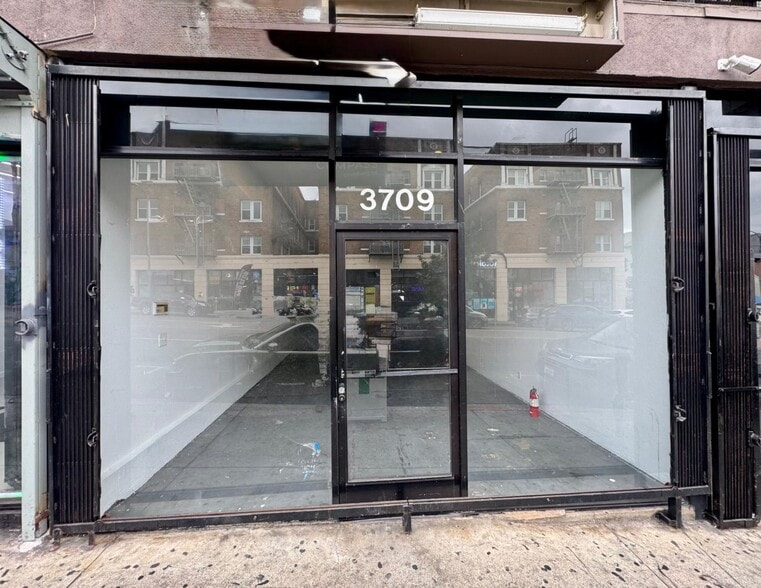 3709-3711 W 3rd St, Los Angeles, CA for lease - Interior Photo - Image 3 of 7