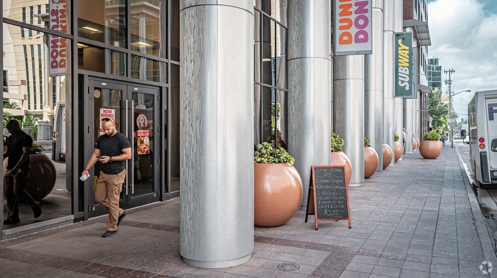 110 SE 6th St, Fort Lauderdale, FL for lease - Building Photo - Image 3 of 26