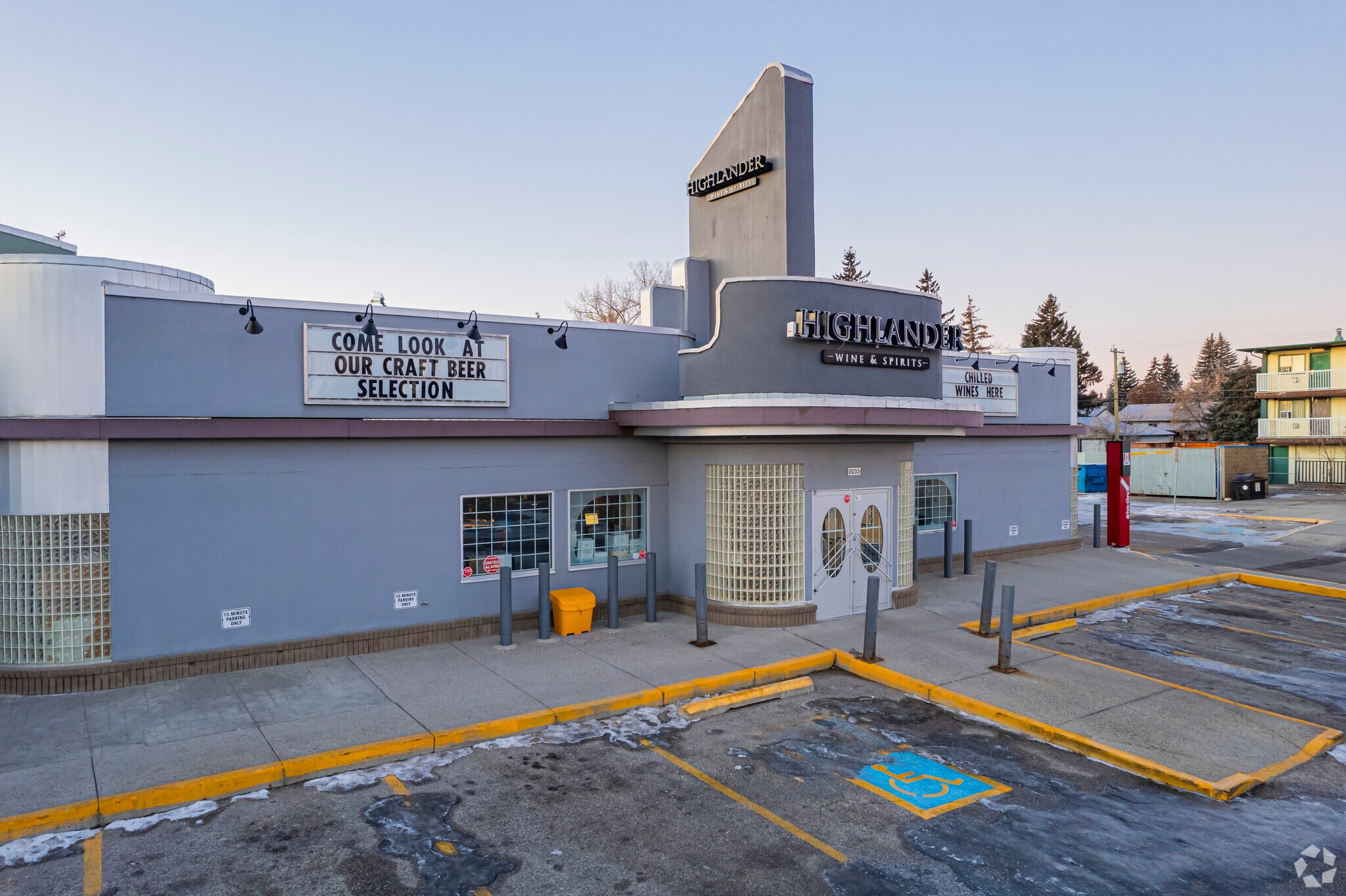 2025-2033 16th Ave NW, Calgary, AB for lease Primary Photo- Image 1 of 7