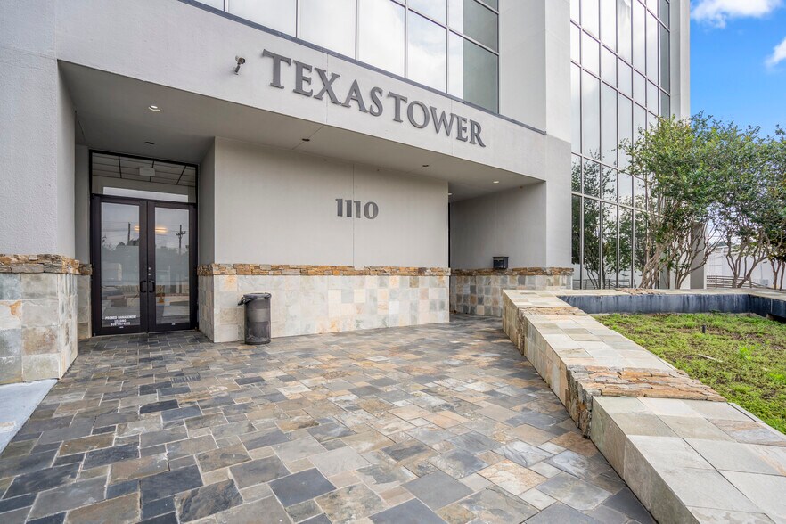 1110 N Loop 336 W, Conroe, TX à louer - Photo du bâtiment - Image 3 de 21
