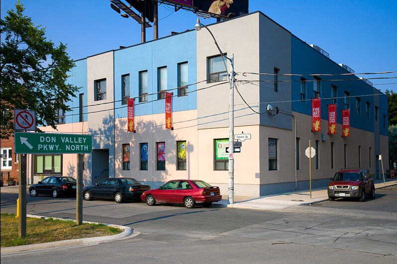 11 Davies Ave, Toronto, ON à vendre - Photo du bâtiment - Image 1 de 1