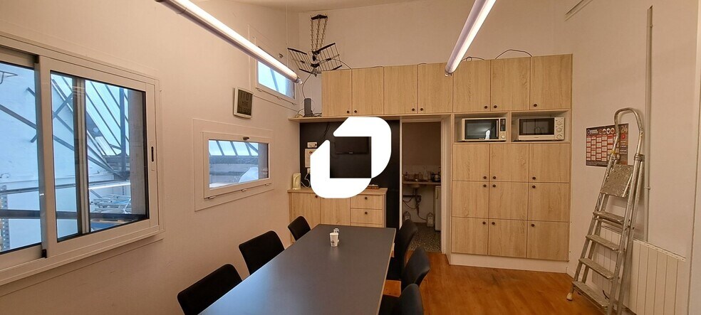 Flex in Pantin for lease - Interior Photo - Image 2 of 7