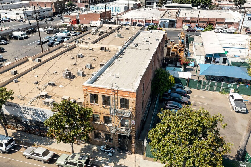 553 Stanford Ave, Los Angeles, CA à vendre - Photo du bâtiment - Image 2 de 9