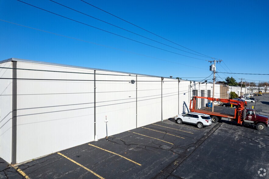 36 Sword St, Auburn, MA à louer - Photo du bâtiment - Image 2 de 6