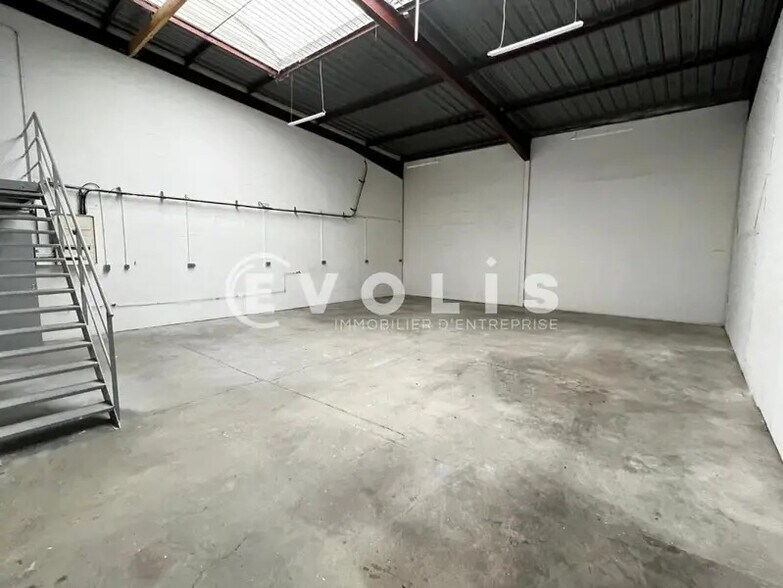 Flex in Lisses for lease - Interior Photo - Image 3 of 7