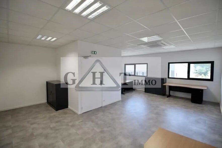 Industrial in Saint-Pierre-du-Perray for lease - Interior Photo - Image 1 of 3