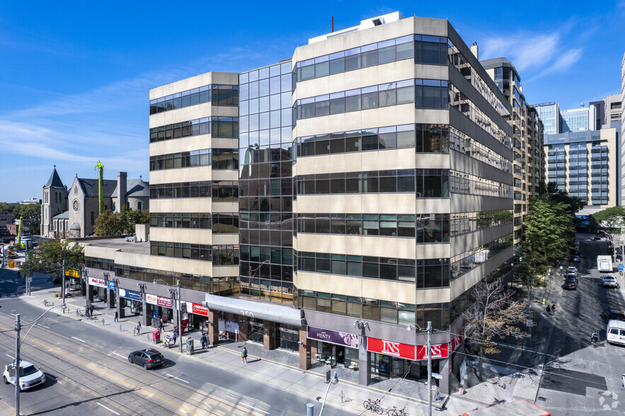 250 Dundas St W, Toronto, ON for lease - Primary Photo - Image 1 of 7