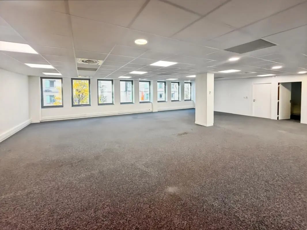 Office in Clichy for lease Building Photo- Image 1 of 8