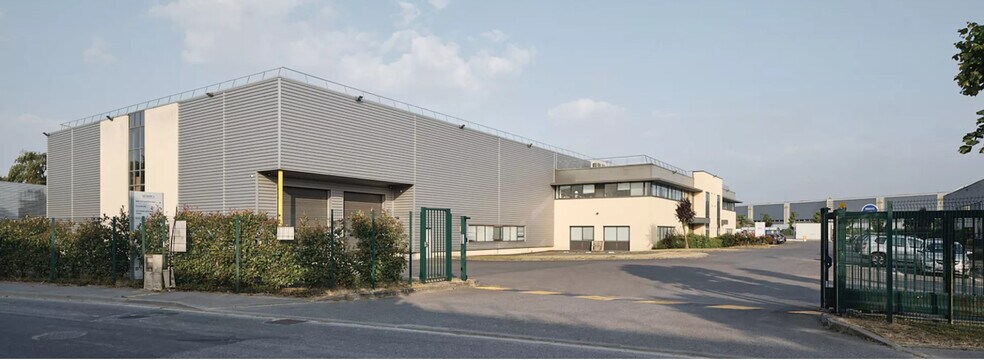 Industrial in Le Mesnil-Amelot for lease - Building Photo - Image 1 of 14