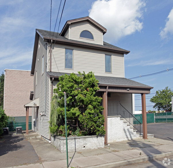 285 Division Ave, Carlstadt, NJ à vendre - Photo principale - Image 1 de 1