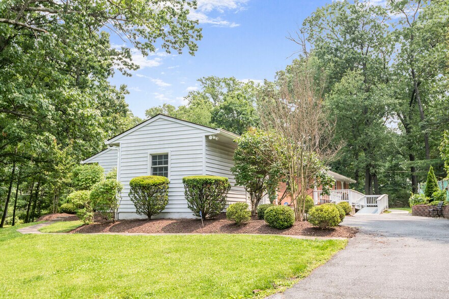 1701 Maydale Dr, Silver Spring, MD à vendre - Photo du bâtiment - Image 2 de 14