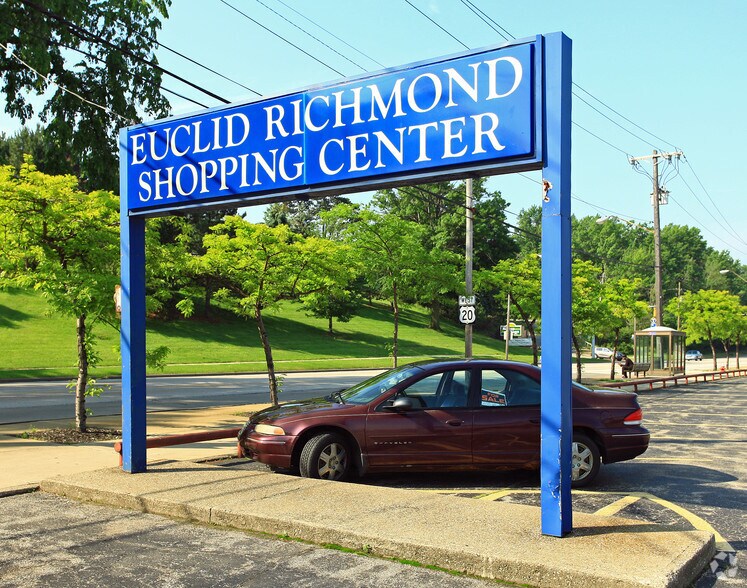 25801-25991 Euclid Ave, Euclid, OH à louer - Photo du bâtiment - Image 3 de 4