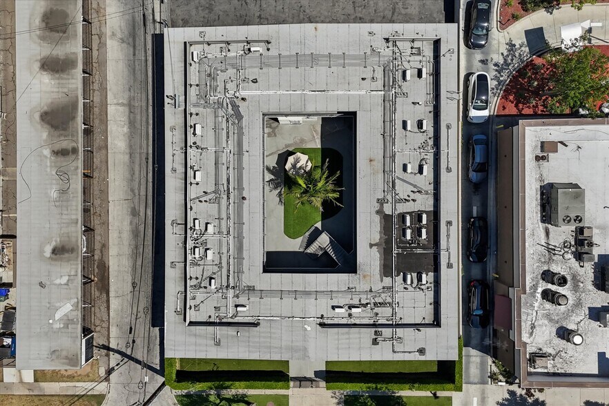 9910 S Village Dr, Inglewood, CA à vendre - Photo du bâtiment - Image 3 de 19