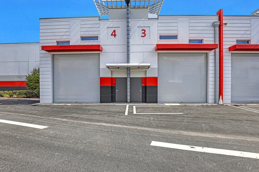 4 Units at The HANGER AT Riviera Beach portefeuille de 4 propriétés à vendre sur LoopNet.ca - Photo du bâtiment - Image 3 de 48