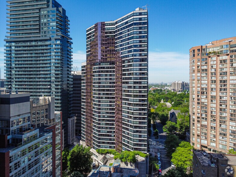 987 Bay St, Toronto, ON à louer - Photo principale - Image 1 de 6
