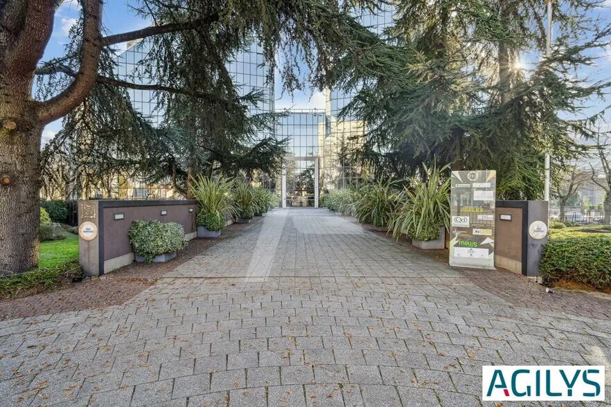 Bureau dans Cachan à louer - Photo du bâtiment - Image 2 de 13