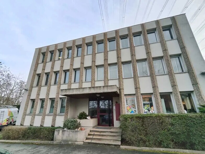 4 Rue Maryse Bastié, Igny à louer - Photo du bâtiment - Image 2 de 3