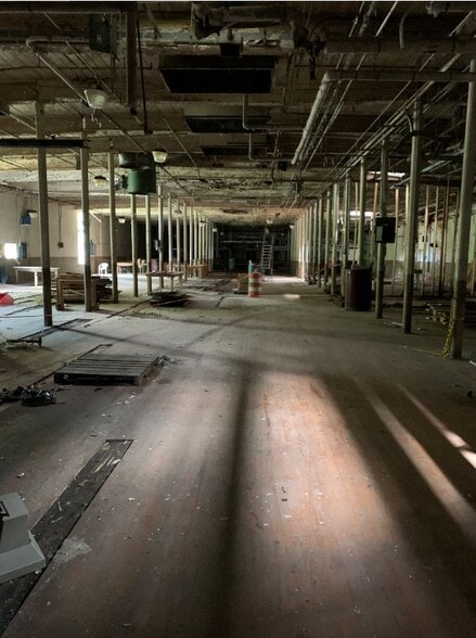 300 Woodlawn Ave, Mount Holly, NC for sale - Interior Photo - Image 3 of 8