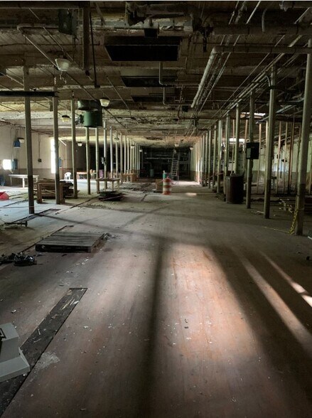 300 Woodlawn Ave, Mount Holly, NC à vendre - Photo intérieure - Image 3 de 8