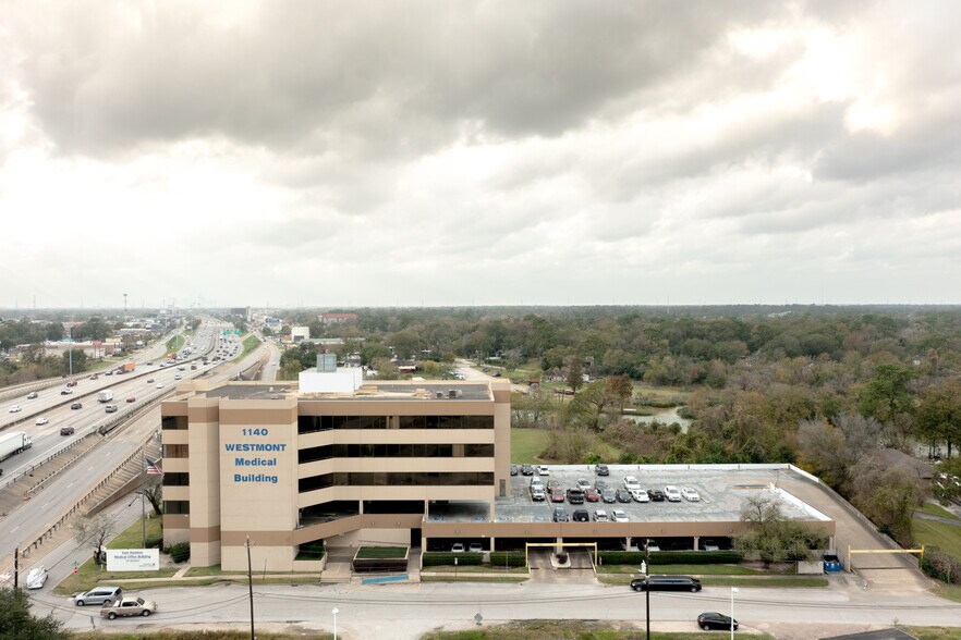 1140 Westmont Dr, Houston, TX à louer - Photo du bâtiment - Image 2 de 17