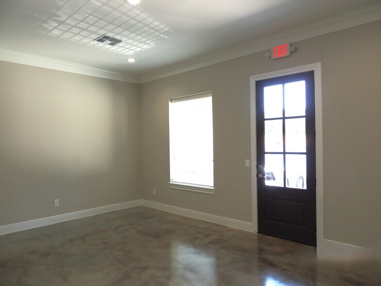 1904 Longmire Rd, Conroe, TX à louer - Photo du bâtiment - Image 3 de 18