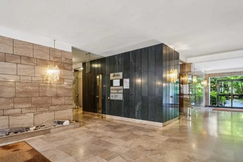 11 Rue De Grenelle, Paris à louer - Hall d’entrée - Image 3 de 3