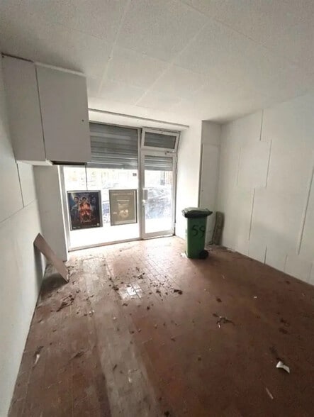 Retail in Paris for lease - Interior Photo - Image 1 of 4