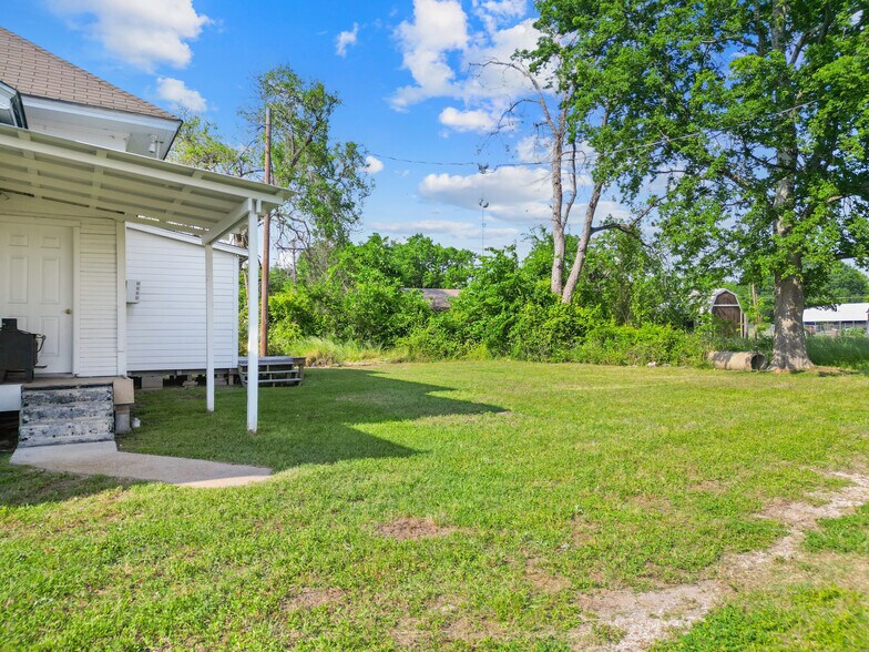 327 S Robb St, Trinity, TX à vendre - Photo du bâtiment - Image 2 de 17
