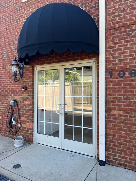 106 Duke St, Ashland City, TN à louer - Photo du bâtiment - Image 2 de 11
