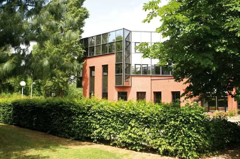 12/14 Rue Du Fort De Saint-Cyr, Montigny-le-Bretonneux for lease - Building Photo - Image 3 of 8